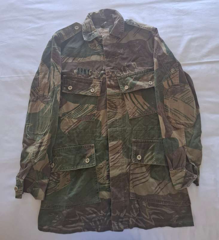 RHODESIAN ARMY CAMMO JACKET- SIZE M - MEASUREMENTS / DETAILS BELOW - INSCRIBED   (8857)