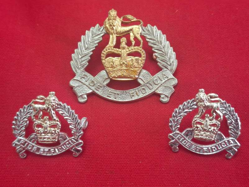 RHODESIAN PAY CORPS. -   QC BI METAL CAP + ANODISED COLLAR BADGES - 1964-71                  (103)