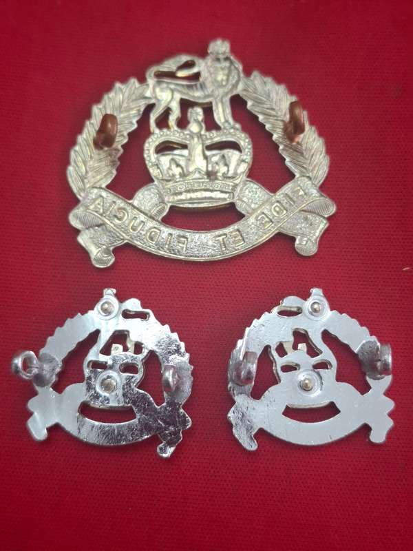 RHODESIAN PAY CORPS. -   QC BI METAL CAP + ANODISED COLLAR BADGES - 1964-71                  (103)