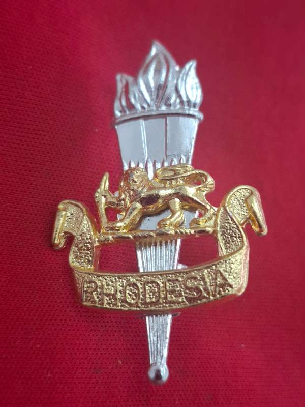 RHODESIAN EDUCATIONAL CORPS. - ANODISED CAP BADGE   (105)