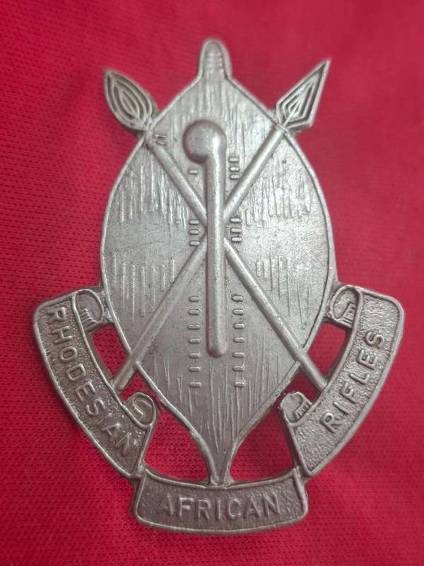 RHODESIAN AFRICAN RIFLES - WHITE METAL CAP BADGE - MADE MATTHEWS BYO -    (123)