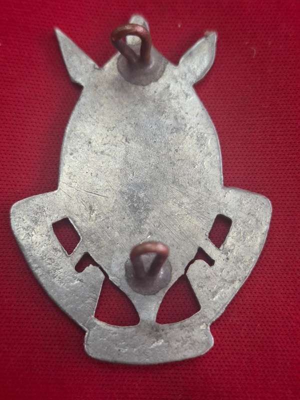 RHODESIAN AFRICAN RIFLES - WHITE METAL CAP BADGE - MADE MATTHEWS BYO -    (123)