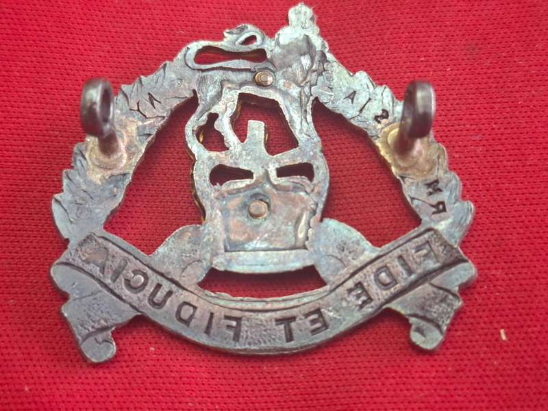 RHODESIA & NYASALAND PAY CORPS. -   SILVER & GILT OFFICERS CAP BADGE               (104)