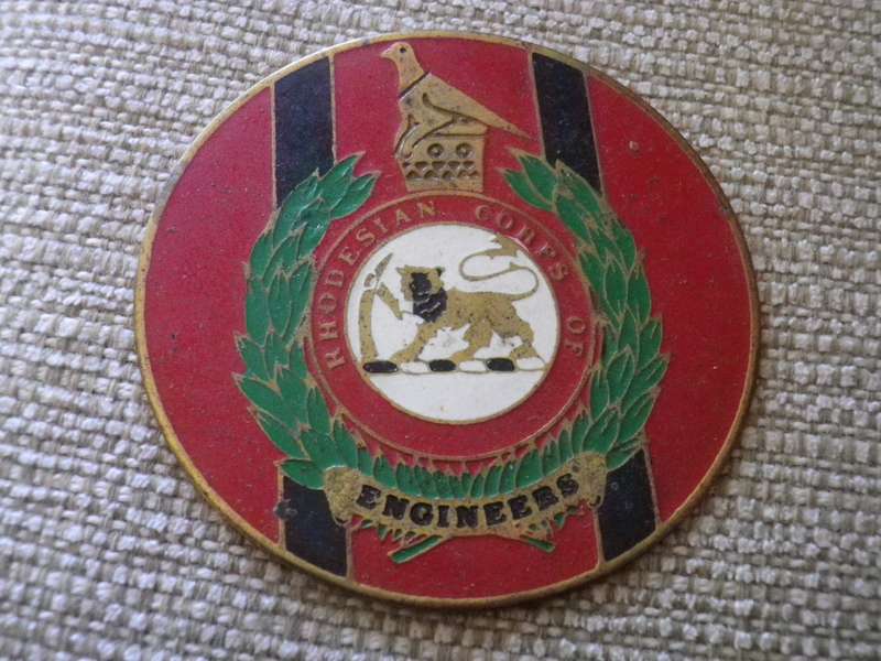 RHODESIAN ENGINEERS - BRASS + ENAMEL BELT BUCKLE PLATE         (8721)