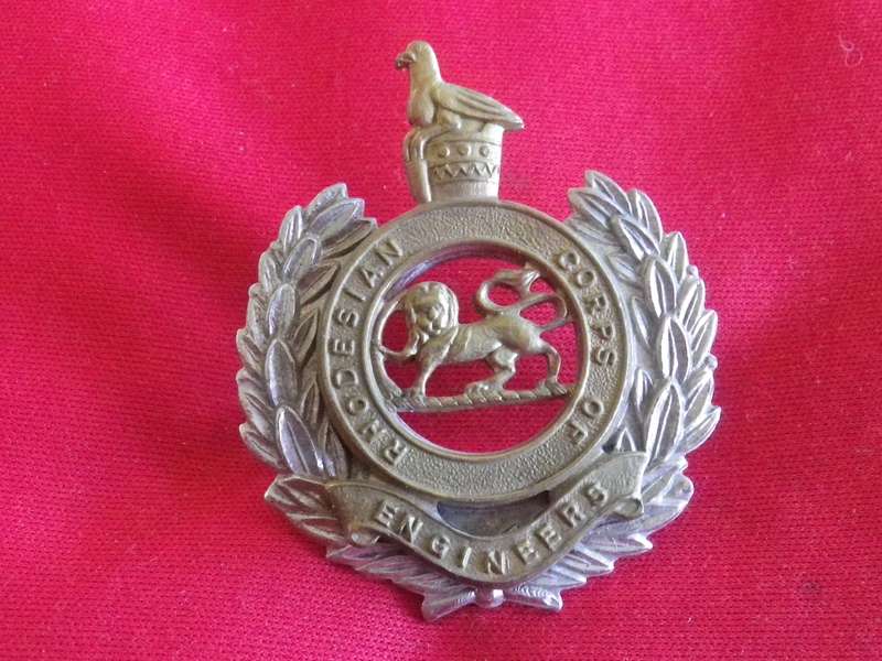 RHODESIAN CORPS OF ENGINEERS - BI METAL CAP BADGE                 (8729)
