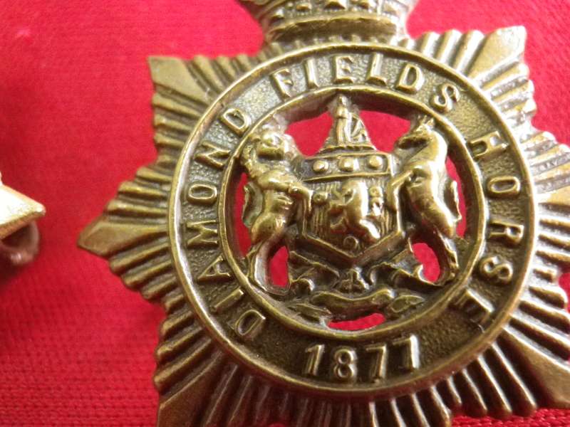 CAPE COLONY - DIAMOND FIELDS HORSE - KC BRASS CAP & COLLAR BADGES - SCARCE - OWEN 189/90 (8634)