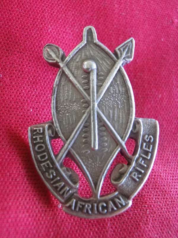 RHODESIAN AFRICAN RIFLES - OFFICERS SILVER BERET/COLLAR BADGE - STAMPED REUTELER / SILVER   (8685)