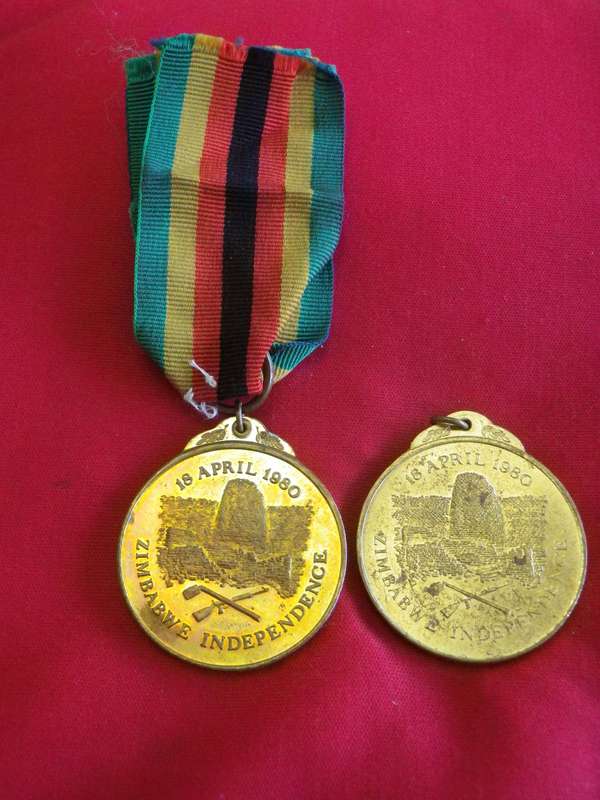 RHODESIA - 2 x ZIMBABWE INDEPENDANCE MEDALS, 1 WITHOUT RIBBON RING - NOS. 58530 AND 11320 (139)