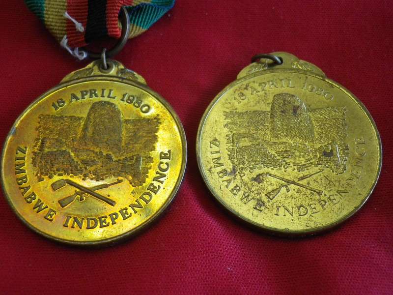 RHODESIA - 2 x ZIMBABWE INDEPENDANCE MEDALS, 1 WITHOUT RIBBON RING - NOS. 58530 AND 11320 (139)