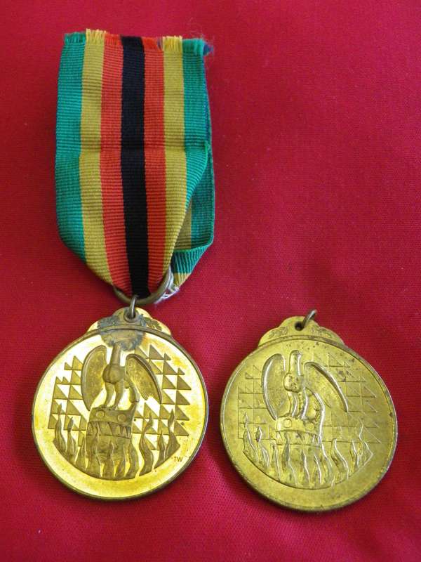RHODESIA - 2 x ZIMBABWE INDEPENDANCE MEDALS, 1 WITHOUT RIBBON RING - NOS. 58530 AND 11320 (139)
