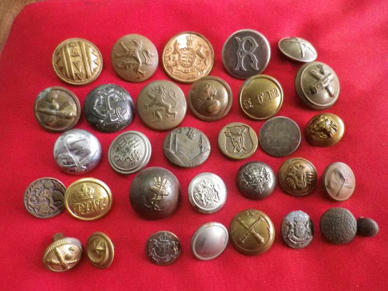 LARGE LOT EARLY MILITARY BUTTONS, MANY WW2 - CHECK CAREFULLY             (175)