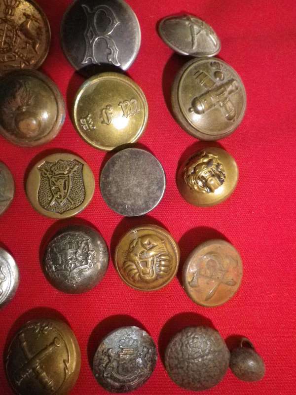 LARGE LOT EARLY MILITARY BUTTONS, MANY WW2 - CHECK CAREFULLY             (175)