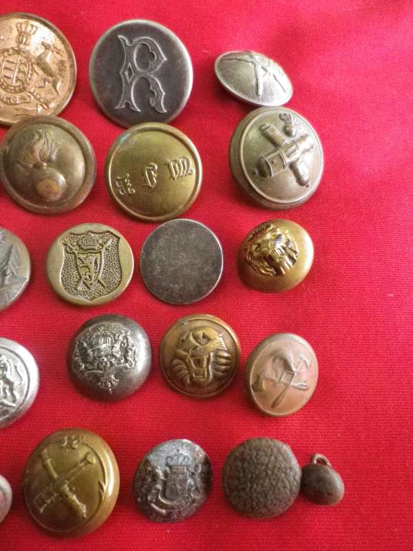 LARGE LOT EARLY MILITARY BUTTONS, MANY WW2 - CHECK CAREFULLY             (175)