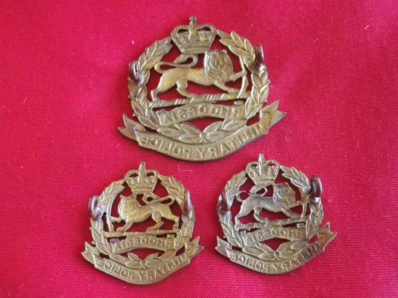 RHODESIAN MILITARY POLICE - QC BRASS CAP BADGE + FACING PAIR COLLARS PRE 1970 - UNCOMMON     (8726)
