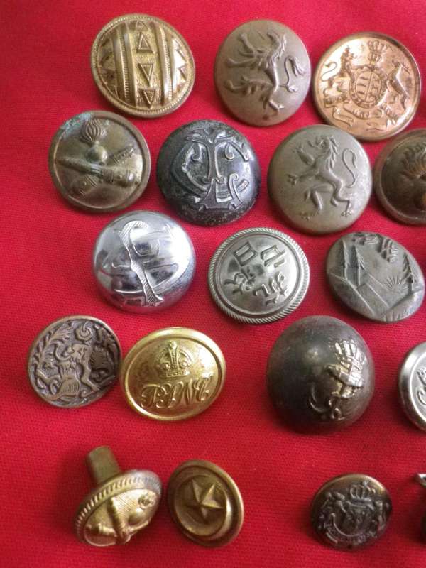 LARGE LOT EARLY MILITARY BUTTONS, MANY WW2 - CHECK CAREFULLY             (175)