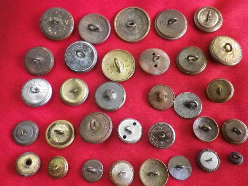 LARGE LOT EARLY MILITARY BUTTONS, MANY WW2 - CHECK CAREFULLY             (175)