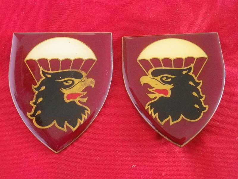 SADF - 44 PARA  FACING PAIR FLASHES - 2 PIN MISSING        (8871)