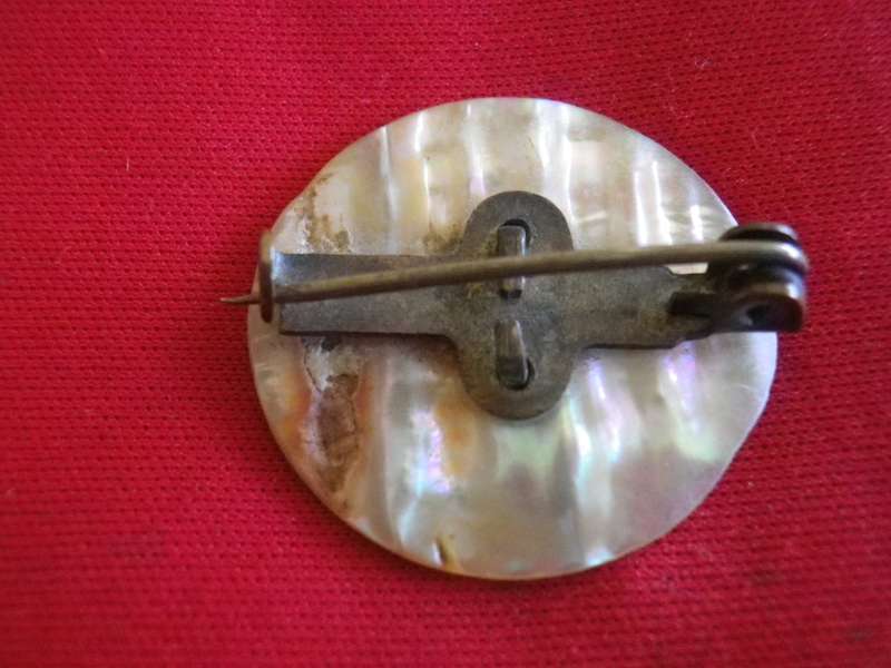 SOUTH AFRICAN UNION FORCES  -WW1 BRASS ON MOTHER OF PEARL  SWEETHEART BROOCH                   (113)