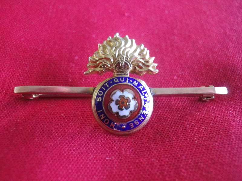 BRITISH ARMY - ROYAL FUSILIERS 9CT GOLD + ENAMEL TIE PIN / SWEETHEART BROOCH - WEIGHT 4g (134)
