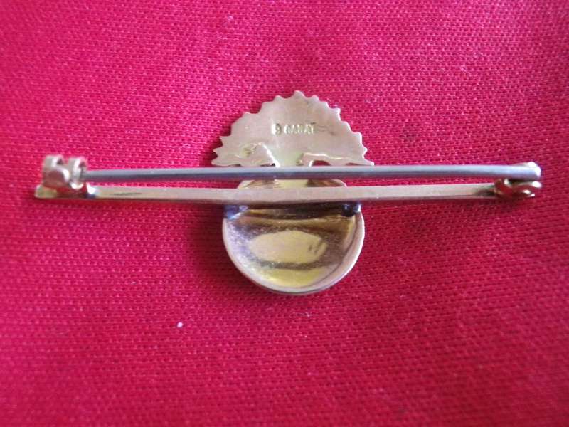 BRITISH ARMY - ROYAL FUSILIERS 9CT GOLD + ENAMEL TIE PIN / SWEETHEART BROOCH - WEIGHT 4g (134)