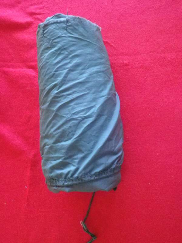 RHODESIAN ARMY SLEEPING BAG - ZIP NOT WORKING, AND MINOR HOLES - BUT GOOD DISPLAY ITEM (8964)