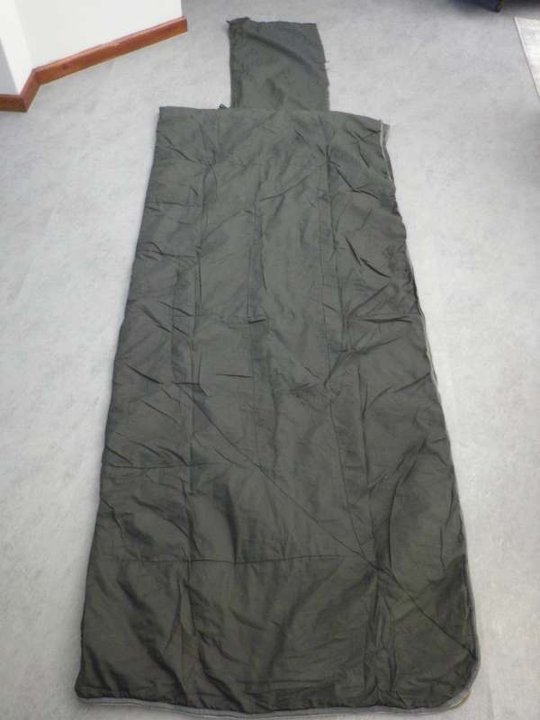 RHODESIAN ARMY SLEEPING BAG - ZIP NOT WORKING, AND MINOR HOLES - BUT GOOD DISPLAY ITEM (8964)