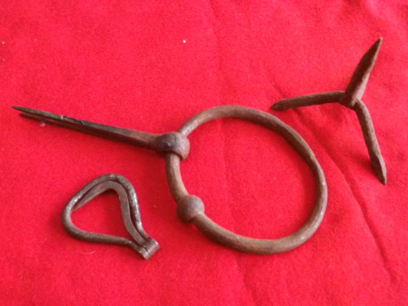 BRITISH ARMY ? BOER WAR PERIOD HORSE PARAPHENALIA - HOOF PICK, CALSTROP, TETHER RING?  (8625)