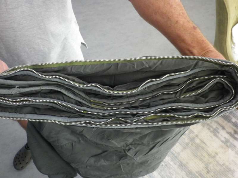 RHODESIAN ARMY SLEEPING BAG - ZIP NOT WORKING, AND MINOR HOLES - BUT GOOD DISPLAY ITEM (8964)