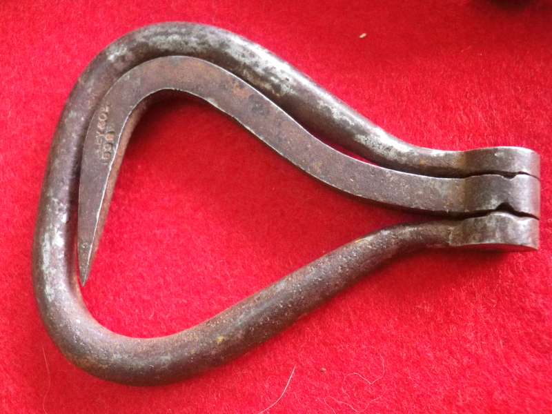 BRITISH ARMY ? BOER WAR PERIOD HORSE PARAPHENALIA - HOOF PICK, CALSTROP, TETHER RING?  (8625)