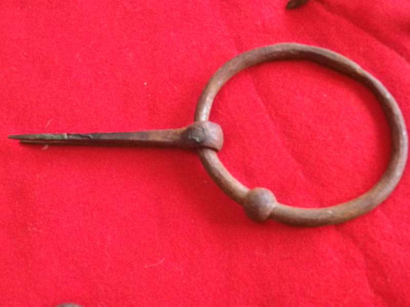 BRITISH ARMY ? BOER WAR PERIOD HORSE PARAPHENALIA - HOOF PICK, CALSTROP, TETHER RING?  (8625)