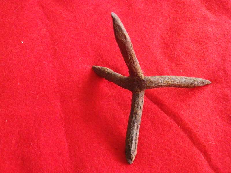 BRITISH ARMY ? BOER WAR PERIOD HORSE PARAPHENALIA - HOOF PICK, CALSTROP, TETHER RING?  (8625)