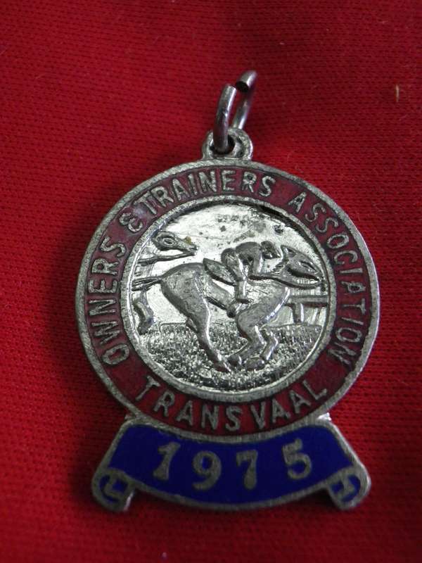 TURF CLUB BADGES - 1975 - OWNERS & TRAINERS ASSOCIATION - TRANSVAAL (SA)   No.438   (19)