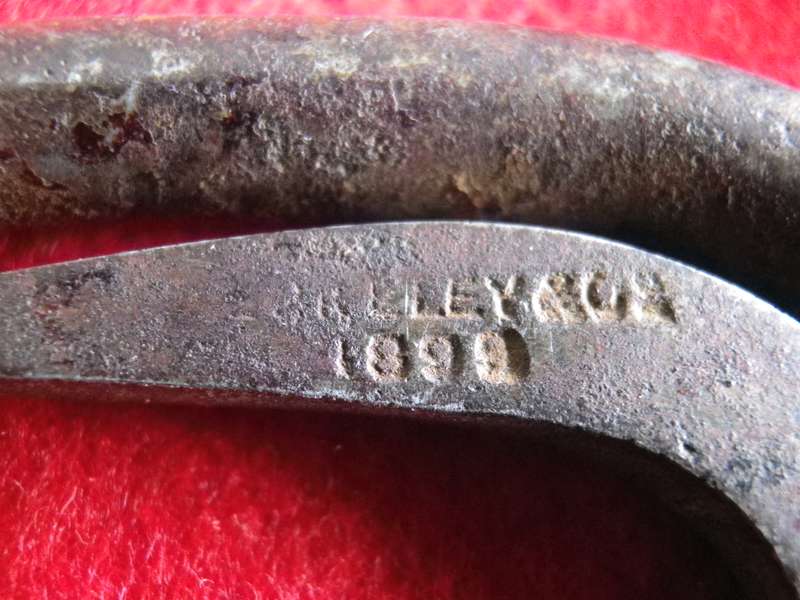 BRITISH ARMY ? BOER WAR PERIOD HORSE PARAPHENALIA - HOOF PICK, CALSTROP, TETHER RING?  (8625)