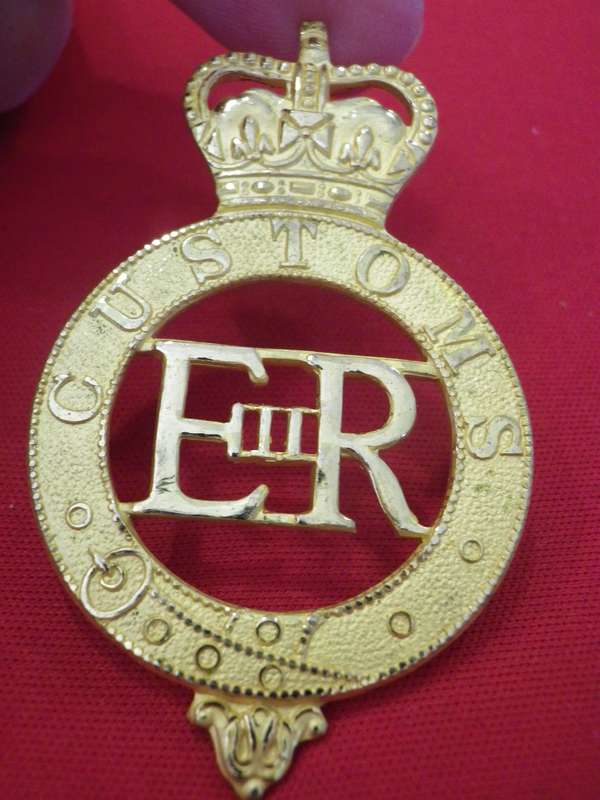 RHODESIA & NYASALAND / SOUTHERN RHODESIA - CUSTOMS OFFICERS FROSTED GILT CAP BADGE   (8987)