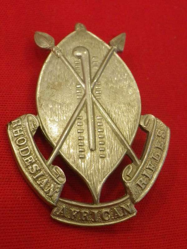 RHODESIAN AFRICAN RIFLES WHITE METAL CAP BADGE - MADE FIRMIN  (115)