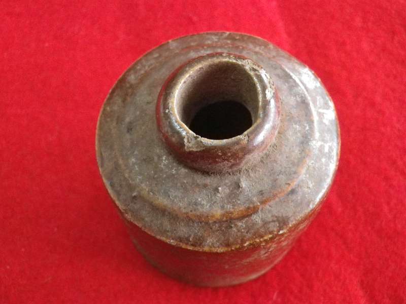 BOER WAR BATTLEFIELD PICKUP - SMALL CLAY INKWELL - INSCRIBED ON BASE "WAGON HILL, LADYSMITH" (8626)