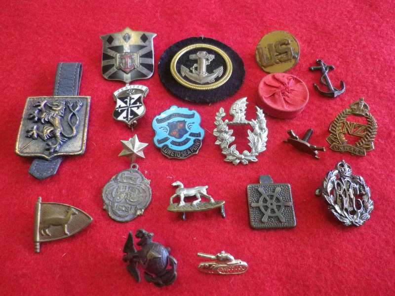 MIXED LOT WW2 ERA BADGES     - USA, NZ, GB, ETC..........   AS SEEN  (171)