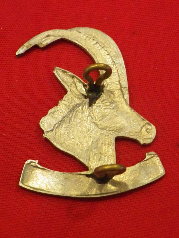 RHODESIAN ARMOURED CAR REGT. -  WHITE METAL BERET BADGE               (121)