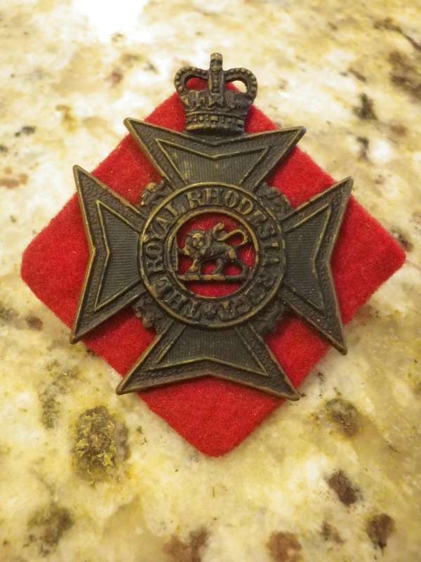 ROYAL RHODESIA REGT - QC BLACKENED BRASS CAP BADGE + FELT BACKING    (114)