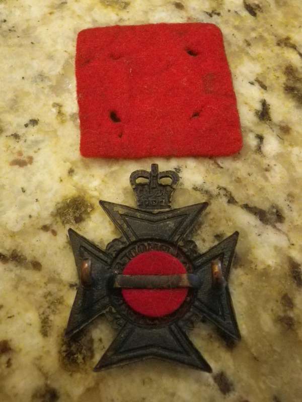 ROYAL RHODESIA REGT - QC BLACKENED BRASS CAP BADGE + FELT BACKING    (114)