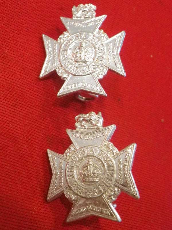 RHODESIA REGT. 6BN. FACING PAIR ANODISED COLLAR BADGES, ALSO USED OFFICERS BERET BADGE   (119)