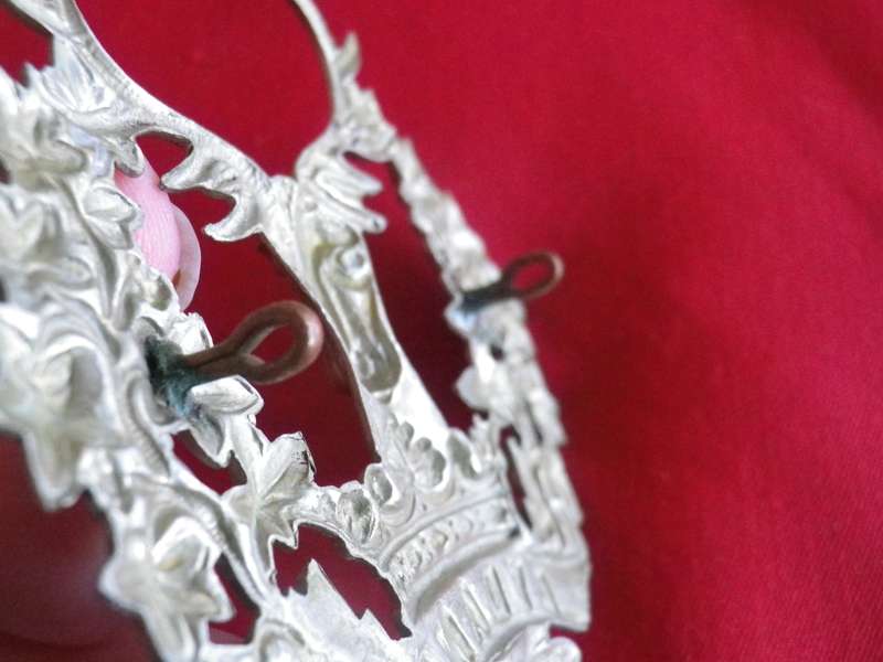 BRITISH ARMY - GORDON HIGHLANDERS WHITE METAL HEADDRESS BADGE      (9000)