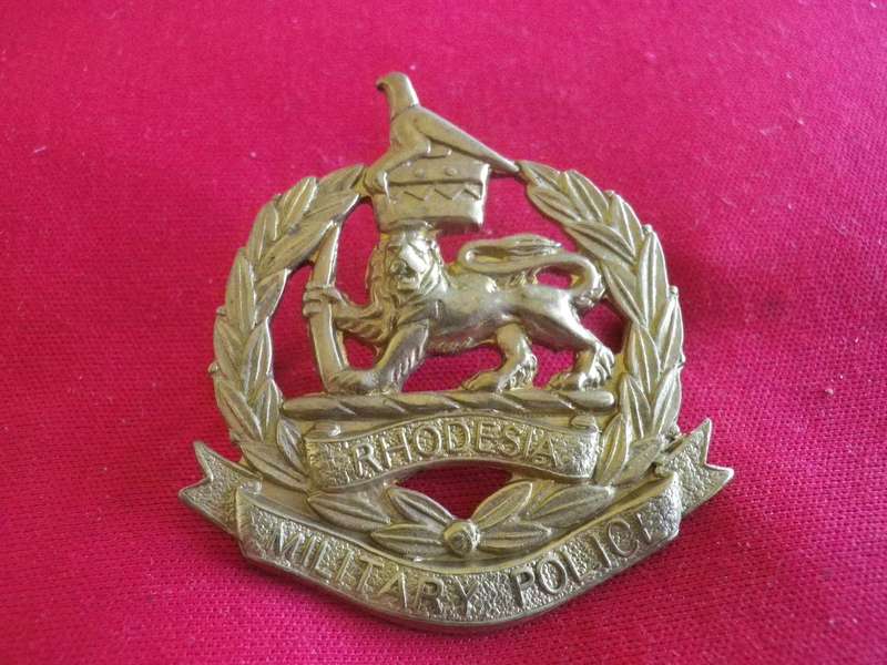 RHODESIAN MILITARY POLICE - BRASS CAP BADGE   (101)