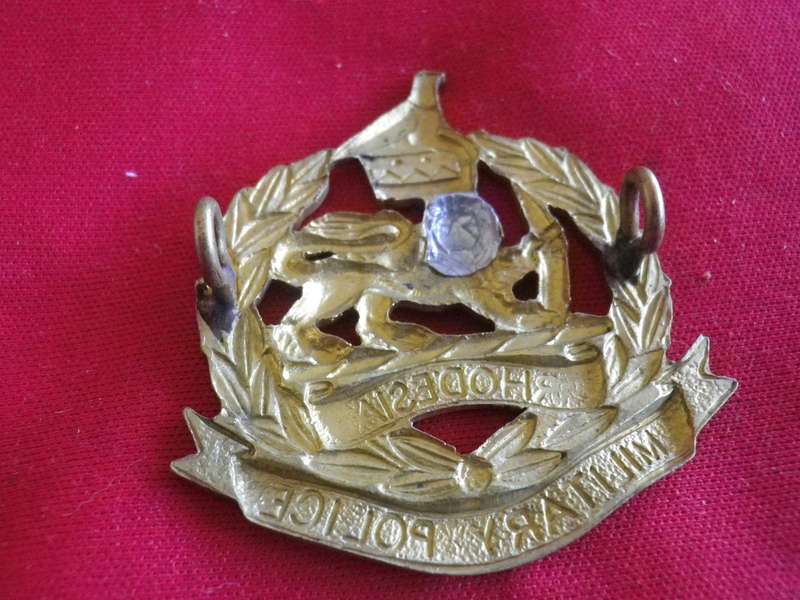 RHODESIAN MILITARY POLICE - BRASS CAP BADGE   (101)