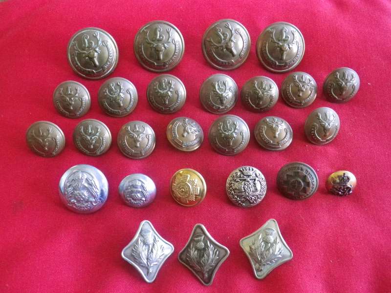 BRITISH ARMY - LOT OF SCOTTISH TUNIC BUTTONS, INCL SEAFORTH HIGHLANDERS LOVAT SCOUTS LARGEST OD 26mm