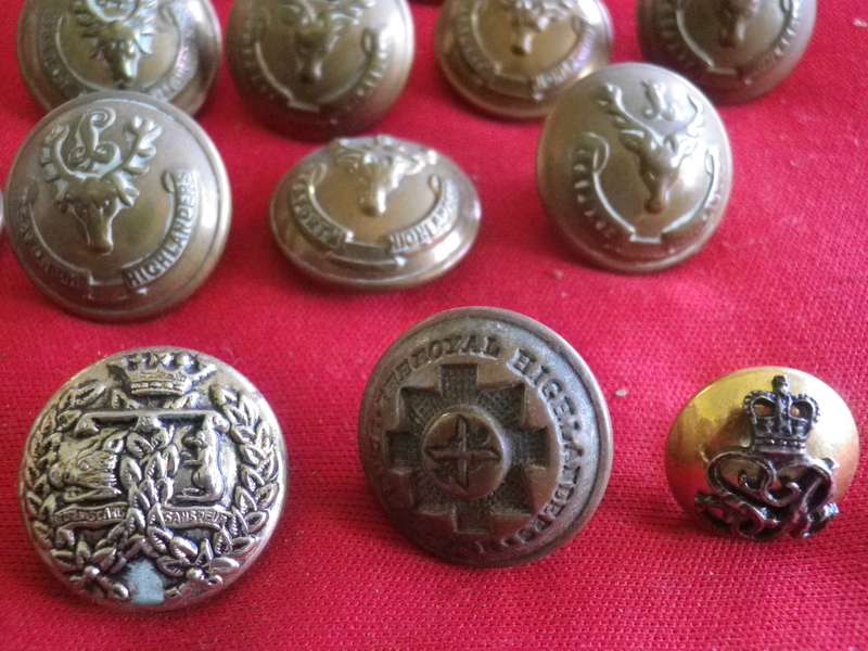 BRITISH ARMY - LOT OF SCOTTISH TUNIC BUTTONS, INCL SEAFORTH HIGHLANDERS LOVAT SCOUTS LARGEST OD 26mm
