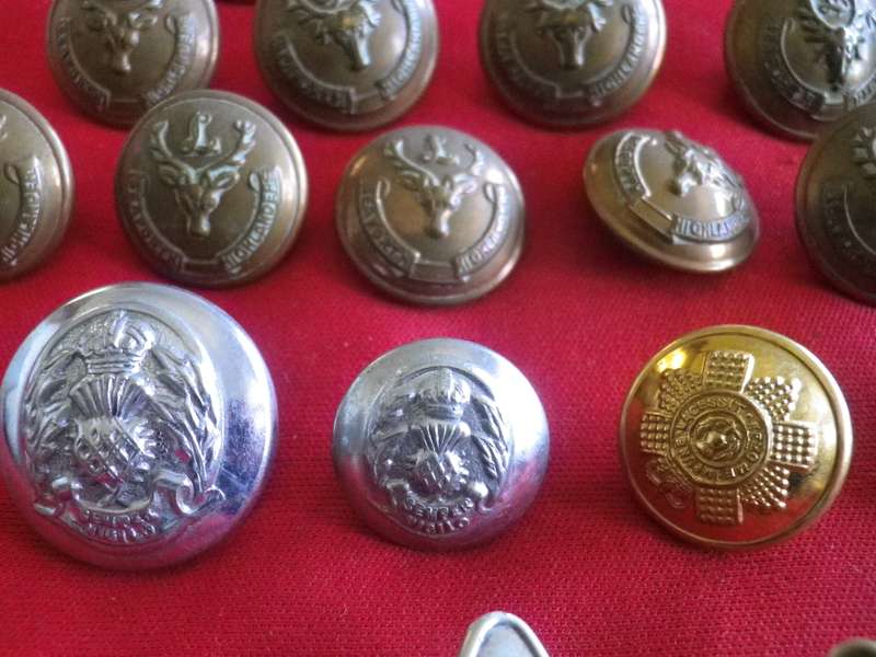 BRITISH ARMY - LOT OF SCOTTISH TUNIC BUTTONS, INCL SEAFORTH HIGHLANDERS LOVAT SCOUTS LARGEST OD 26mm