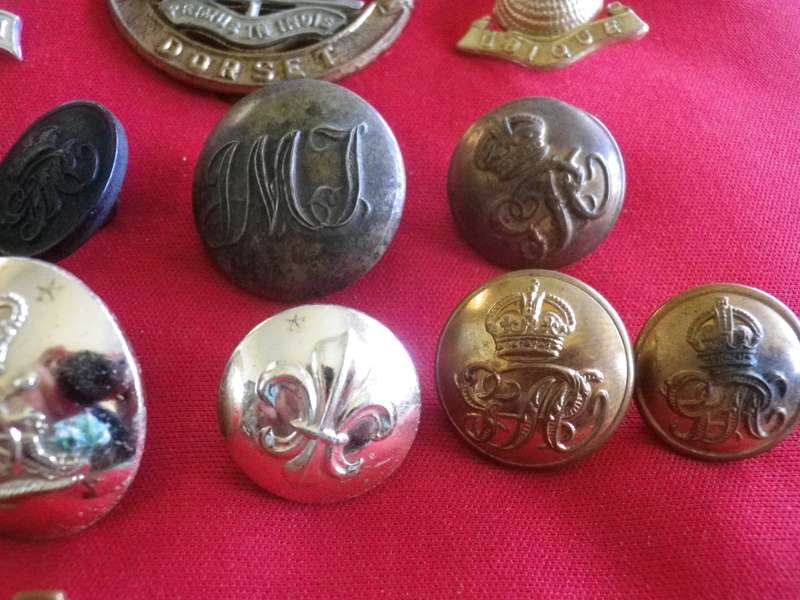 BRITISH ARMY - LOT OF VARIOUS REGIMENTAL + CORPS. BADGES, TITLES + BUTTONS   (8993)