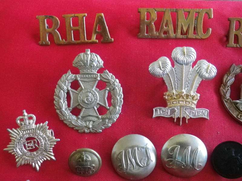 BRITISH ARMY - LOT OF VARIOUS REGIMENTAL + CORPS. BADGES, TITLES + BUTTONS   (8993)
