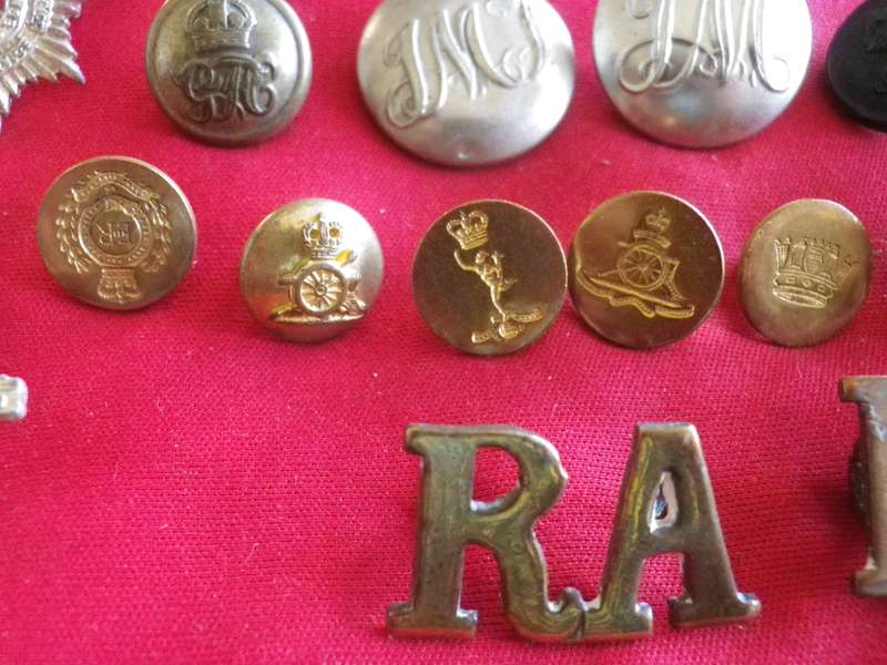 BRITISH ARMY - LOT OF VARIOUS REGIMENTAL + CORPS. BADGES, TITLES + BUTTONS   (8993)